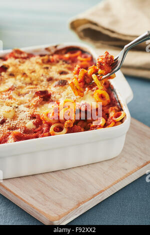 Gebackene anelletti Nudeln mit Hackfleisch, Soße und Mozzarella. Typische sizilianische Pasta mit Tomatensauce, Hackfleisch und Käse, im Ofen garen Stockfoto