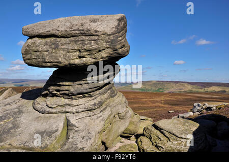 Eine Felsformation am wieder Tor, hoch oben auf den Hügeln am Derwent Rand im Peak District, Derbyshire, England. Stockfoto