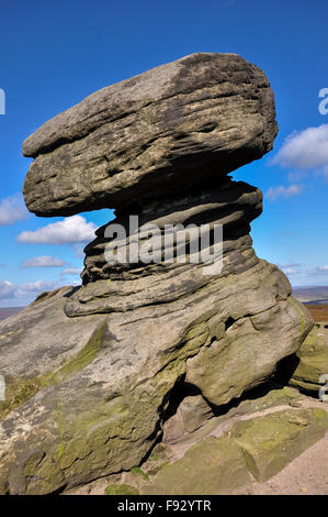 Eine Felsformation am wieder Tor, hoch oben auf den Hügeln am Derwent Rand im Peak District, Derbyshire, England. Stockfoto