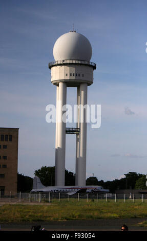 Radarturm - Impressionen: Tempelhofer Feld Auf Dem Gelaende des Frueheren Flughafen Tempelhof, Berlin-Tempelhof. Stockfoto