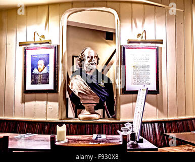 Garrick Inn, Stratford, Interieur mit der Büste von Shakespeare Stockfoto