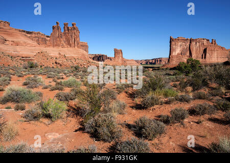 Gerichtsgebäude Türmen, drei Klatsch rechts, Sheep Rock Center, The Organ links, Arches-Nationalpark, Utah, USA Stockfoto