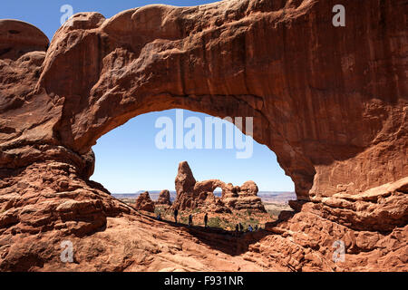 Ansicht der Turret Arch durch Nord Fenster, Fenster-Auswahl, Arches-Nationalpark, Utah, USA Stockfoto