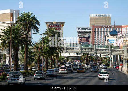 Las Vegas Boulevard South, Strip, Las Vegas Strip, Caesars Palace Hotel, Hotel Mirage und Treasure Island Hotel hinter Stockfoto