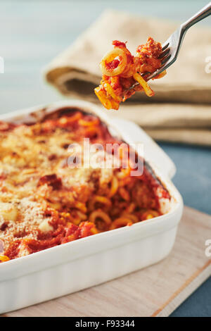 Gebackene anelletti Nudeln mit Hackfleisch, Soße und Mozzarella. Typische sizilianische Pasta mit Tomatensauce, Hackfleisch und Käse, im Ofen garen Stockfoto