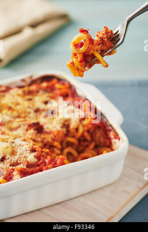 Gebackene anelletti Nudeln mit Hackfleisch, Soße und Mozzarella. Typische sizilianische Pasta mit Tomatensauce, Hackfleisch und Käse, im Ofen garen Stockfoto