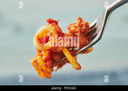 Gebackene anelletti Nudeln mit Hackfleisch, Soße und Mozzarella. Typische sizilianische Pasta mit Tomatensauce, Hackfleisch und Käse, im Ofen garen Stockfoto