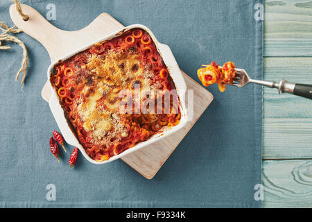 Gebackene anelletti Nudeln mit Hackfleisch, Soße und Mozzarella. Typische sizilianische Pasta mit Tomatensauce, Hackfleisch und Käse, im Ofen garen Stockfoto