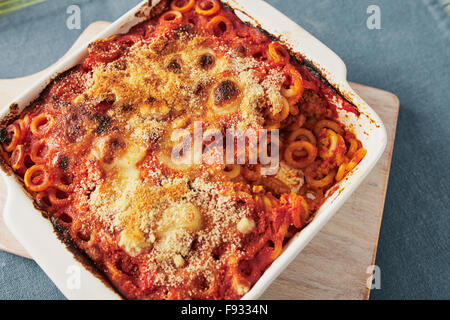 Gebackene anelletti Nudeln mit Hackfleisch, Soße und Mozzarella. Typische sizilianische Pasta mit Tomatensauce, Hackfleisch und Käse, im Ofen garen Stockfoto