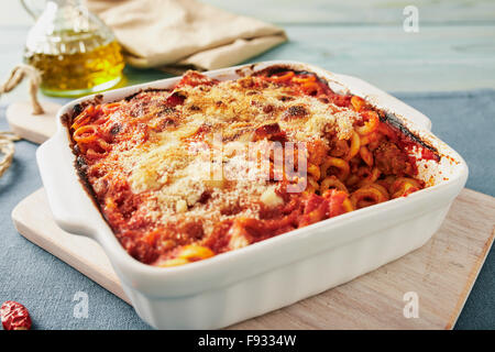 Gebackene anelletti Nudeln mit Hackfleisch, Soße und Mozzarella. Typische sizilianische Pasta mit Tomatensauce, Hackfleisch und Käse, im Ofen garen Stockfoto