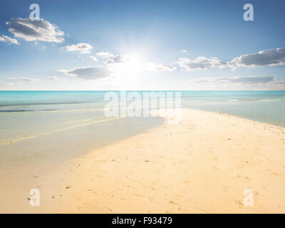 Sandstrand und türkisfarbenes Wasser in der Lagune Stockfoto