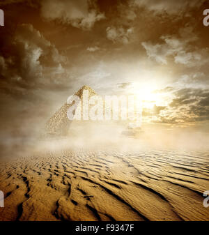 Gewitterwolken und Pyramiden in Sandwüste Stockfoto