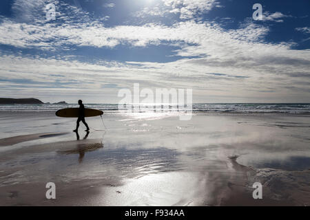 Silhouette der Surfer gehen mit Surfbrett auf den Fistral Beach, Newquay, Cornwall, England, Großbritannien Stockfoto