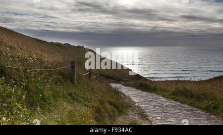 South West Coast Path Blick aus Meer bei Bedruthan zu, auch als Carnewas, zwischen Padstow und Newquay, Cornwall, England, Großbritannien bekannt Stockfoto