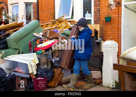 Cumbrian Überschwemmungen. Carlisle, Cumbria, UK. 13. Dezember 2015. Mann, der seine Flut beschädigt Eigenschaft ergriffen, externen überfluteten Häuser. Überschwemmungen, verursacht durch Sturm Desmond. Bildnachweis: Andrew Findlay/Alamy Live-Nachrichten Stockfoto