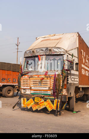 Typische geschmückten indischen Lkw mit ungewöhnlichen Zeichen hängen aus, in der Nähe von Fatehpur Sikri, eine Stadt in der Agra Bezirk von Uttar Pradesh, Indien Stockfoto