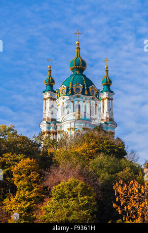 Die kultigen, bunte St Andrew Church mit goldenen und grünen Kuppeln, Kiew, Ukraine, Osteuropa, mit blauem Himmel im Herbst Stockfoto