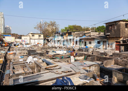 Dhobi Ghat, einem bekannten, großen, offenen Luft Waschsalon in Mumbai, Indien an einem sonnigen Tag mit blauem Himmel Stockfoto