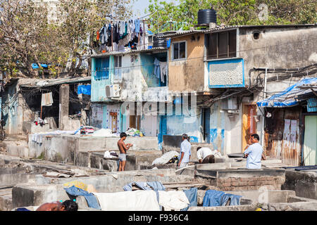 Dhobi Ghat, einem bekannten, großen, offenen Luft Waschsalon in Mumbai, Indien an einem sonnigen Tag mit blauem Himmel Stockfoto