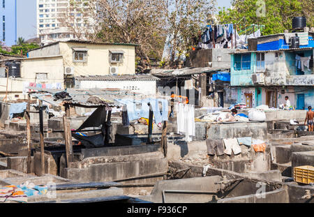 Dhobi Ghat, einem bekannten, großen, offenen Luft Waschsalon in Mumbai, Indien an einem sonnigen Tag mit blauem Himmel Stockfoto