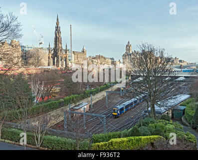 ScotRail Class 170 DMU verlassen Waverley Station in Edinburgh Schottland während der Weihnachtsmarkt in der Princes Street Stockfoto