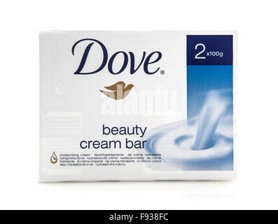 Packung mit zwei 100g Bars von Dove Beauty Creme Seife auf weißem Hintergrund Stockfoto