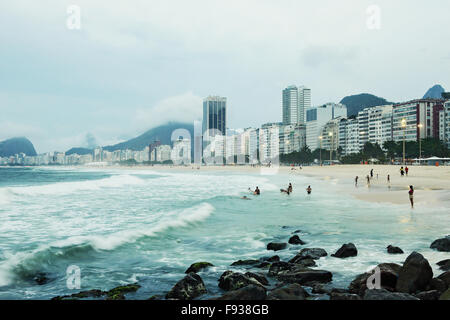 Copacabana Strand in Rio De Janeiro. Vantage-Ansicht an bewölkten Tag in Brasilien Stockfoto