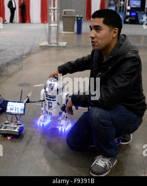 Los Angeles CA. 12. Dezember 2015. RC Luft Fotograf/Drohne zeigt Pilot Donny Melara mit Air Cam Aufnahmen seiner eines benutzerdefinierten Drohne eine Art StarWars R2D2 während der zweiten internationalen Drohne Expo, IDE 2015 Expo im LA Convention Center Samstag. Foto von gen Blevins/LA DailyNews/ZumaPress © gen Blevins/ZUMA Draht/Alamy Live News Stockfoto