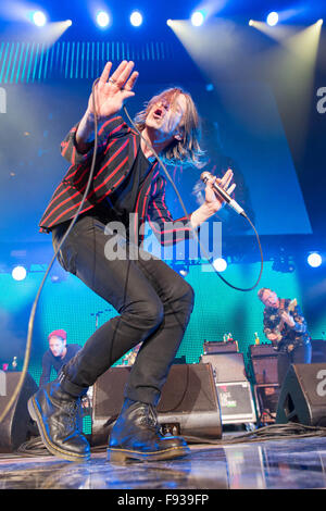 Los Angeles, Kalifornien, USA. 12. Dezember 2015. Sänger MATTHEW SHULTZ von Cage The Elephant tritt während der 26. jährliche KROQ fast akustischen Weihnachten im Forum in Los Angeles, Kalifornien © Daniel DeSlover/ZUMA Draht/Alamy Live News Stockfoto