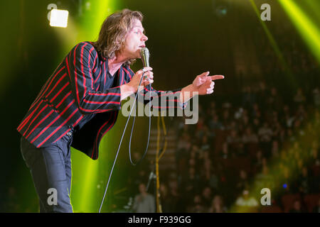 Los Angeles, Kalifornien, USA. 12. Dezember 2015. Sänger MATTHEW SHULTZ von Cage The Elephant tritt während der 26. jährliche KROQ fast akustischen Weihnachten im Forum in Los Angeles, Kalifornien © Daniel DeSlover/ZUMA Draht/Alamy Live News Stockfoto