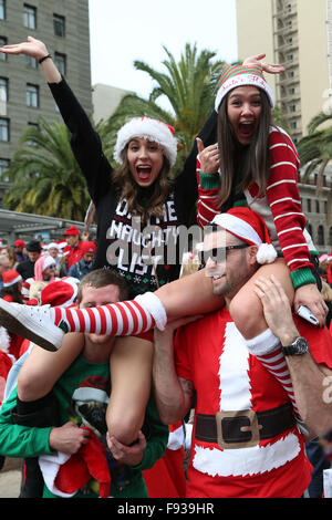 (151213) - SAN FRANCISCO, 13. Dezember 2015 (Xinhua)--Menschen als Weihnachtsmann verkleidet beteiligen sich während einer Parade in San Francisco, USA, am 12. Dezember 2015. Die jährliche SantaCon, ein Ereignis, in dem Hunderte von kostümierte Weihnachtsmänner in eine riesige Parade teilnehmen, fand in San Francisco am Samstag. Begann im Jahre 1994, hat Urlaub Veranstaltung zu vielen Städten in der ganzen Welt verbreitet. (Xinhua/Liu Yilin) Stockfoto