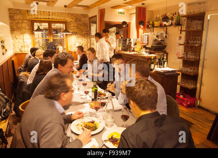 Menschen, die eine Mahlzeit in einem Restaurant Altstadt Straßburg, Elsass, Frankreich Europa Stockfoto