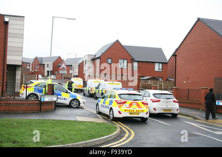 Bolton, UK. 13. Dezember 2015. Bolton-Polizei und größere Manchester MIT Mord Untersuchung, nachdem ein Mann in Brightmeadow erstochen wurde in der Nähe, Beightmet, Bolton Credit: Peter Simpson/Alamy Live News Stockfoto