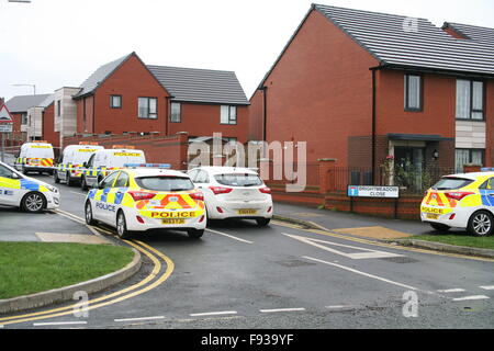 Bolton, UK. 13. Dezember 2015. Bolton-Polizei und größere Manchester MIT Mord Untersuchung, nachdem ein Mann in Brightmeadow erstochen wurde in der Nähe, Beightmet, Bolton Credit: Peter Simpson/Alamy Live News Stockfoto