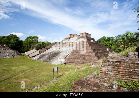 Hauptpyramide bei den Maya-Ruinen von Comalcalco, Tabasco, Mexiko. Stockfoto