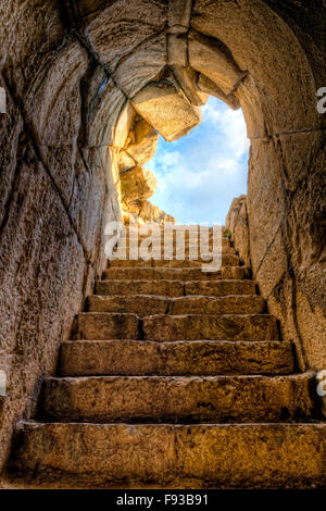 Schritte in einen Tunnel nach außen in Burg Nimrod auf Golanhöhen in Israel Stockfoto