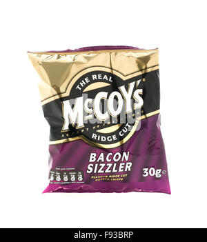 Speck Sizzler McCoy Grat geschnitten Chips auf einem weißen Hintergrund, werden McCoys von KP Snacks in Großbritannien hergestellt. Stockfoto