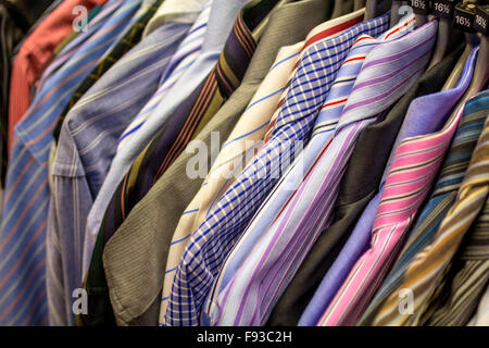 Männliche Hemden hängen in einem Charity-Shop, Nahaufnahme Stockfoto
