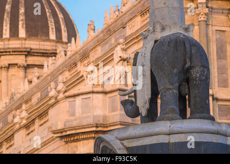 Die Kathedrale von Catania, Blick auf einen Abschnitt des Duomo und das Liotru - einem lavafelsen Elefanten auf einem historischen Brunnen auf der Piazza del Duomo, Sizilien gelegen. Stockfoto