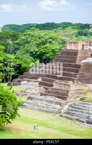 Touristen Fuß durch die Hauptpyramide bei den Maya-Ruinen von Comalcalco, Tabasco, Mexiko. Stockfoto