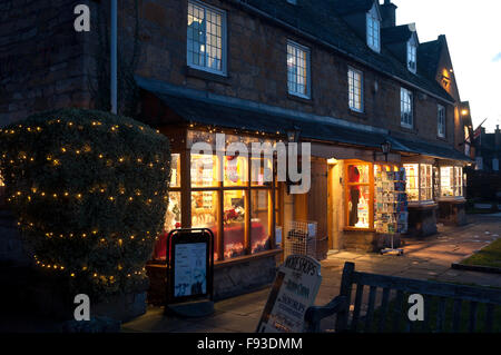 Geschäfte in der High Street an Weihnachten, Broadway, Worcestershire, England, UK Stockfoto