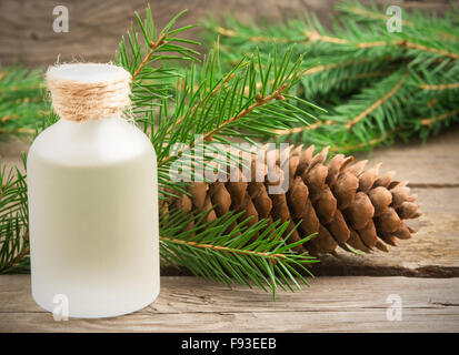 Wesentlichen Aromaöl Fichte Closeup auf einem hölzernen Hintergrund Stockfoto