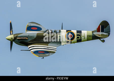 Supermarine Spitfire Vb AB 910 der RAF die Schlacht um England Memorial Flug am Goodwood Revival 2015 Zweiten Weltkrieges Jagdflugzeug der Royal Air Force Stockfoto