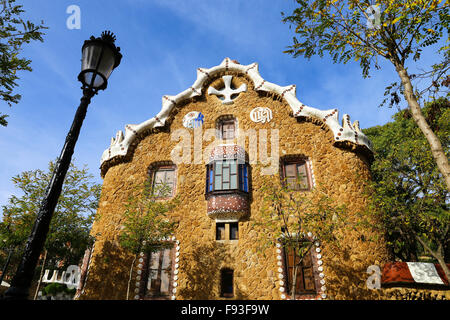 Ansicht Fassade Lebkuchen Haus des Architekten Gaudí im Park Güell in einem sonnigen Barcelona Spanien Stockfoto