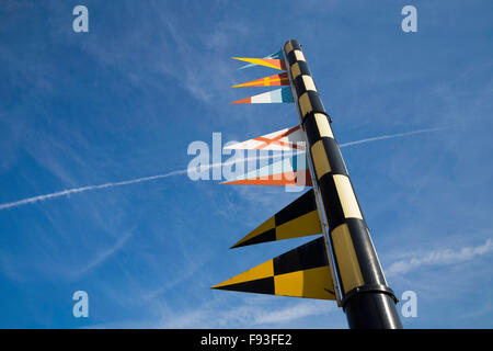 Nautische Signalflaggen auf eine Fahnenstange gegen blauen Himmel Stockfoto