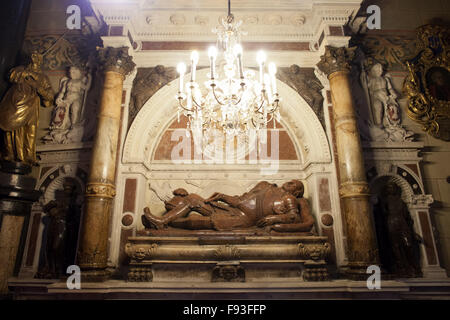 Reich verzierte Grabstein mit Skulptur in der Nische der Marienkirche - St. Mary Basilica innen in Krakau, Polen Stockfoto