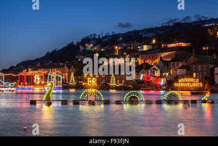 Mousehole, Cornwall, UK. 13. Dezember 2015. Dieses Wochenende fand das jährliche Umdrehung auf der die Lichter am Hafen in Mousehole. Viele Tausende von Menschen kamen zur Eröffnungsfeier.  Die Lichter ziehen Besucher aus ganz Großbritannien und weiter. Sie sind bis zum 2. Januar. Bildnachweis: Simon Maycock/Alamy Live-Nachrichten Stockfoto