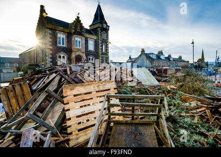 Biggar, Lanarkshire, UK. 13. Dezember 2015. Die Hogmanay-Lagerfeuer in der South Lanarkshire Stadt Biggar ist wahrscheinlich die größte überall im Vereinigten Königreich.  Gebäude am Lagerfeuer am 1. Dezember beginnt und dauert den ganzen Monat.  Bilder zeigen Fortschritte am 13. Dezember - mit 18 Tage noch um zu machen, größer und besser als letztes Jahr! Bildnachweis: Andrew Wilson/Alamy Live-Nachrichten Stockfoto