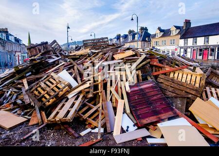 Biggar, Lanarkshire, UK. 13. Dezember 2015. Die Hogmanay-Lagerfeuer in der South Lanarkshire Stadt Biggar ist wahrscheinlich die größte überall im Vereinigten Königreich.  Gebäude am Lagerfeuer am 1. Dezember beginnt und dauert den ganzen Monat.  Bilder zeigen Fortschritte am 13. Dezember - mit 18 Tage noch um zu machen, größer und besser als letztes Jahr! Bildnachweis: Andrew Wilson/Alamy Live-Nachrichten Stockfoto