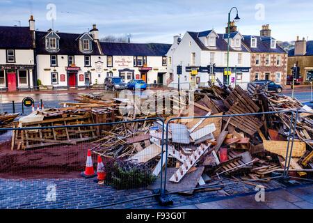 Biggar, Lanarkshire, UK. 13. Dezember 2015. Die Hogmanay-Lagerfeuer in der South Lanarkshire Stadt Biggar ist wahrscheinlich die größte überall im Vereinigten Königreich.  Gebäude am Lagerfeuer am 1. Dezember beginnt und dauert den ganzen Monat.  Bilder zeigen Fortschritte am 13. Dezember - mit 18 Tage noch um zu machen, größer und besser als letztes Jahr! Bildnachweis: Andrew Wilson/Alamy Live-Nachrichten Stockfoto